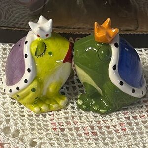 Attractives Ceramic Frog Salt & Pepper Shakers Magnetized Kissing Frogs